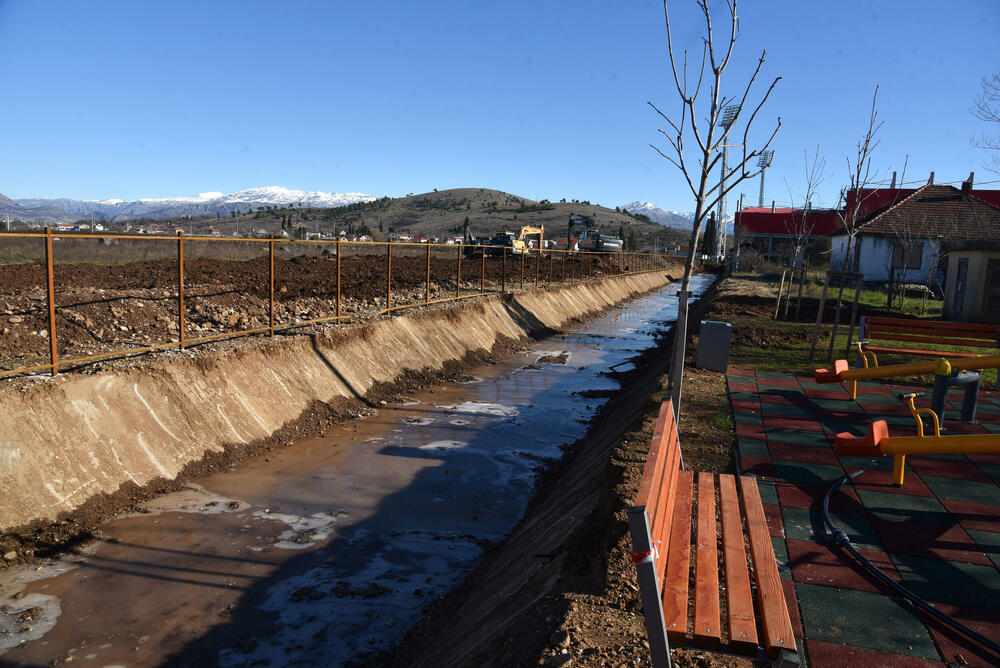 <p>"Uređenje se sprovodi na osnovu ranije pripremljenog plana, timski i odgovorno. Dio prostora uz kanal biće šetalište i imaće i estetsku ulogu", kazao je zamjenik gradonačelnika Podgorice</p>