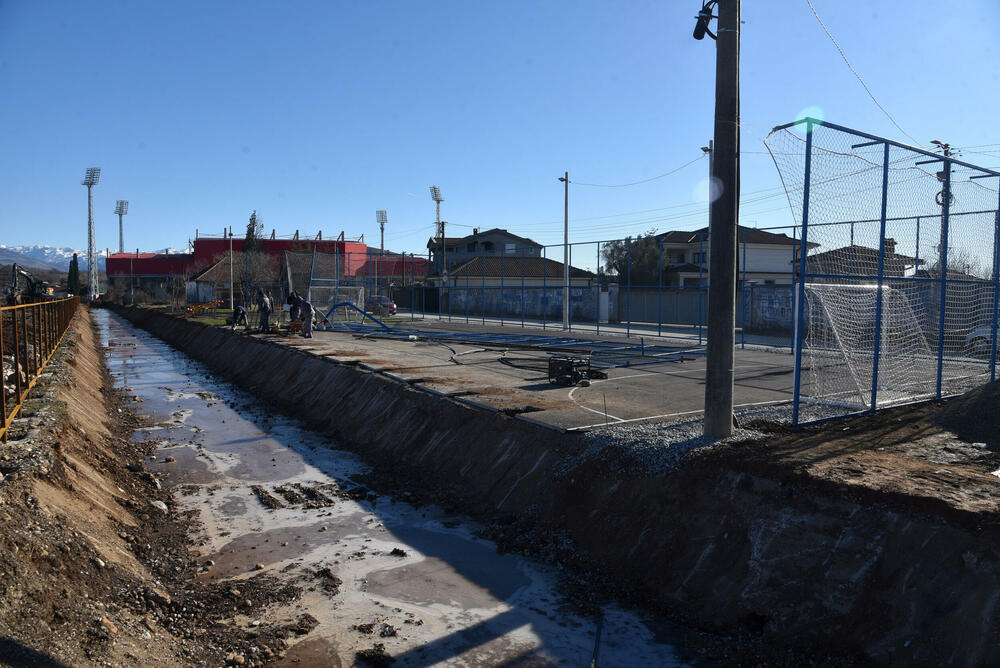 <p>"Uređenje se sprovodi na osnovu ranije pripremljenog plana, timski i odgovorno. Dio prostora uz kanal biće šetalište i imaće i estetsku ulogu", kazao je zamjenik gradonačelnika Podgorice</p>