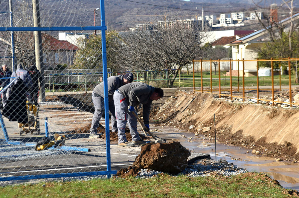 <p>"Uređenje se sprovodi na osnovu ranije pripremljenog plana, timski i odgovorno. Dio prostora uz kanal biće šetalište i imaće i estetsku ulogu", kazao je zamjenik gradonačelnika Podgorice</p>