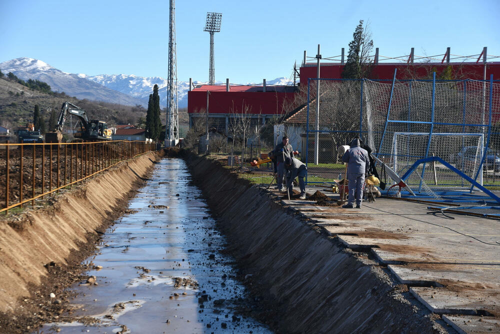 <p>"Uređenje se sprovodi na osnovu ranije pripremljenog plana, timski i odgovorno. Dio prostora uz kanal biće šetalište i imaće i estetsku ulogu", kazao je zamjenik gradonačelnika Podgorice</p>