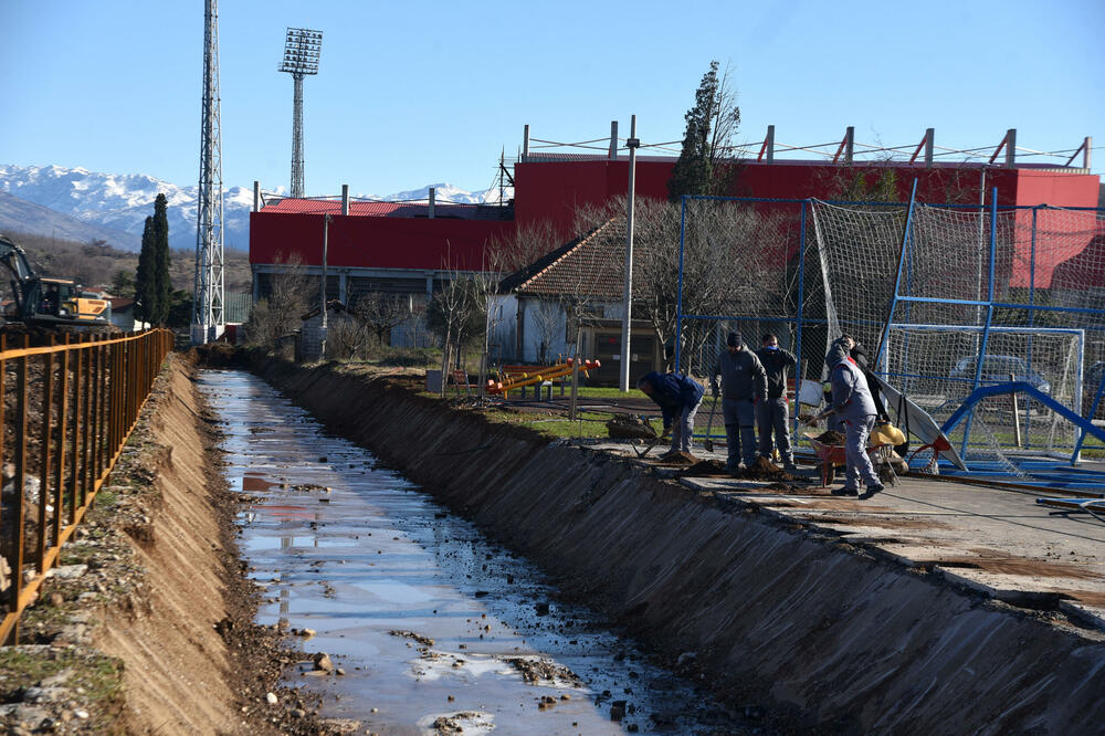 Radnici javnih preduzeća Glavnog grada Podgorica otkopavaju nelgalno zatrpani kanal koji vodi od Mareze do rijeke Morače pored DG arene čiji je reflektor sagrađen na kanalu: Fotografija od 12. januara ove godine, Foto: Boris Pejović