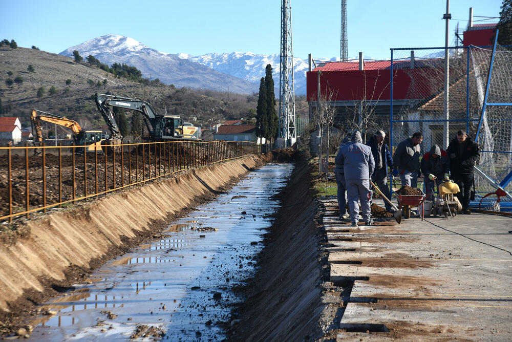 <p>"Uređenje se sprovodi na osnovu ranije pripremljenog plana, timski i odgovorno. Dio prostora uz kanal biće šetalište i imaće i estetsku ulogu", kazao je zamjenik gradonačelnika Podgorice</p>