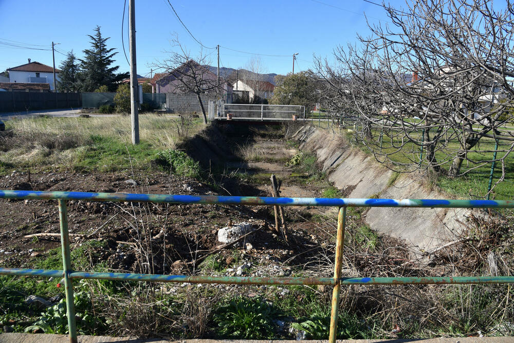 <p>"Uređenje se sprovodi na osnovu ranije pripremljenog plana, timski i odgovorno. Dio prostora uz kanal biće šetalište i imaće i estetsku ulogu", kazao je zamjenik gradonačelnika Podgorice</p>