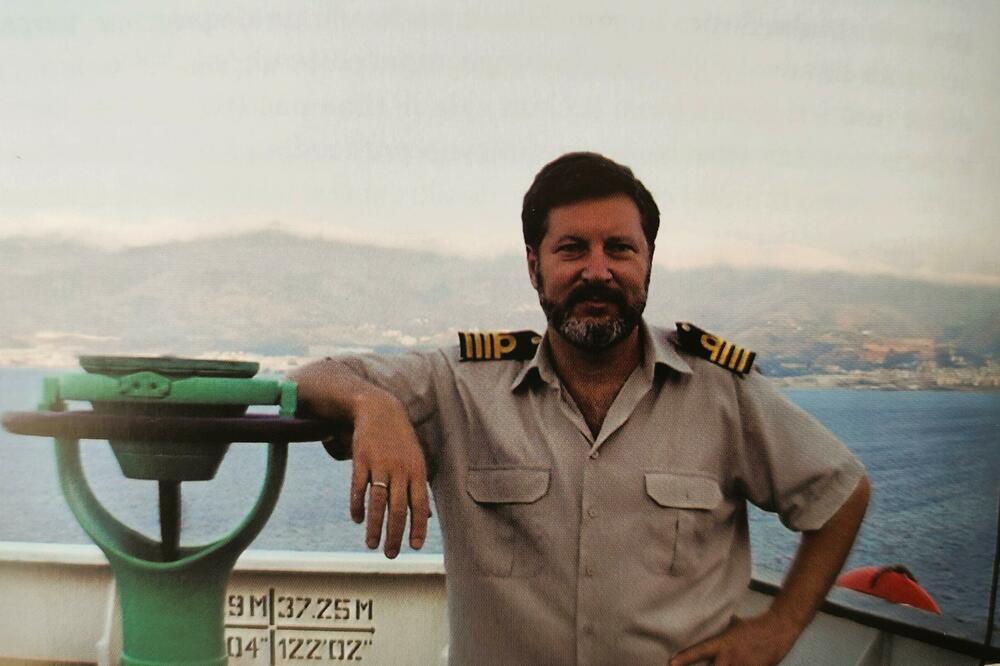 Kapetan Branislav Kordić na krilu komandnog mosta jednog od brodova kojim je zapovijedao, Foto: Privatna arhiva