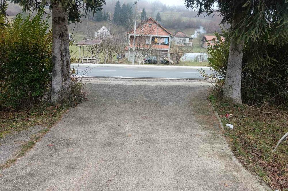 Voda sa magistrale se sliva u dvorišta, Foto: Privatna arhiva