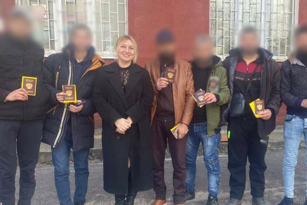 Azarnik često objavljuje fotografije sa novim regrutima, među kojima i sirijsku grupu sa kojom je bio Omar, Foto: Telegram