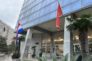 Na zgradi Opštine Tivat i zastava Hrvatske