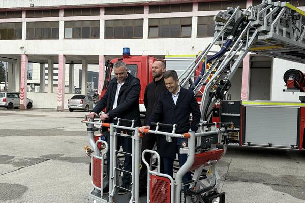 Представлена ​​автомобильная лестница — новый автомобиль пожарных Подгорицы:...