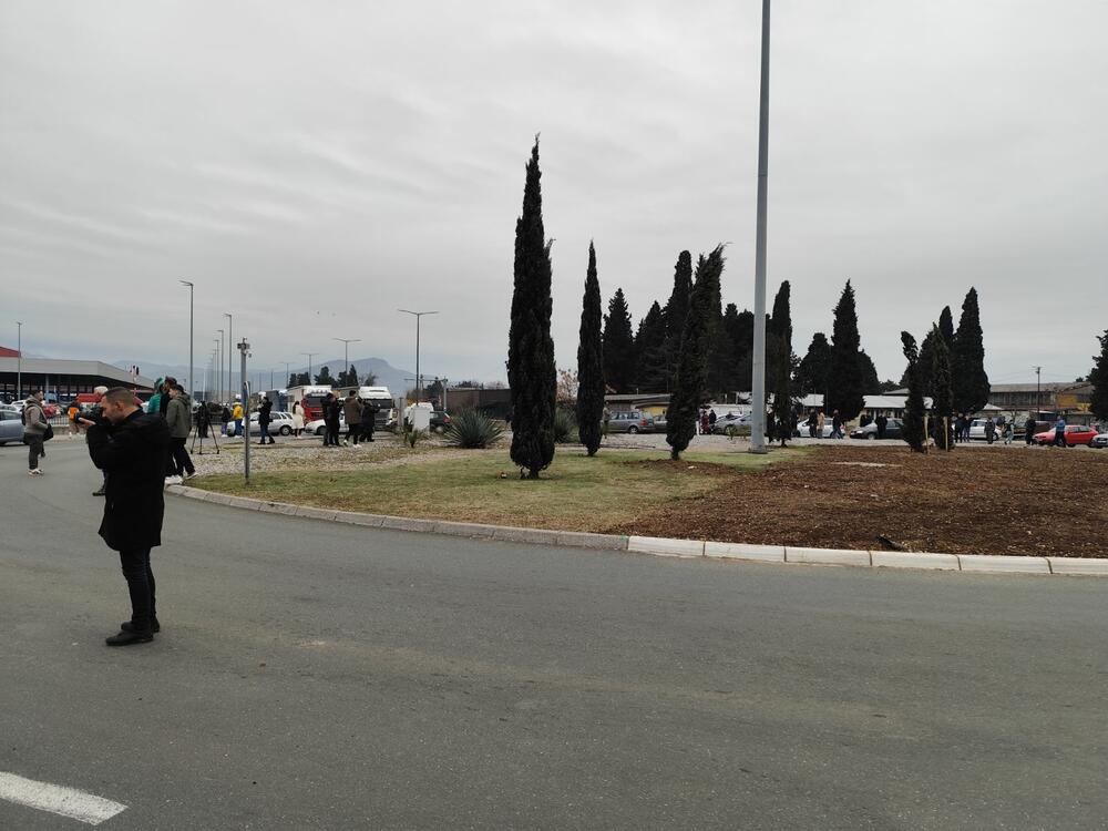 <p>Na skupu je bio i predsjednik Opštine Zeta Mihailo Asanović</p>  <p>Poslanik i lider Demokratske narodne partije (DNP) Milan Knežević bio je prisutan, ali je kazao da neće davati izjave</p>