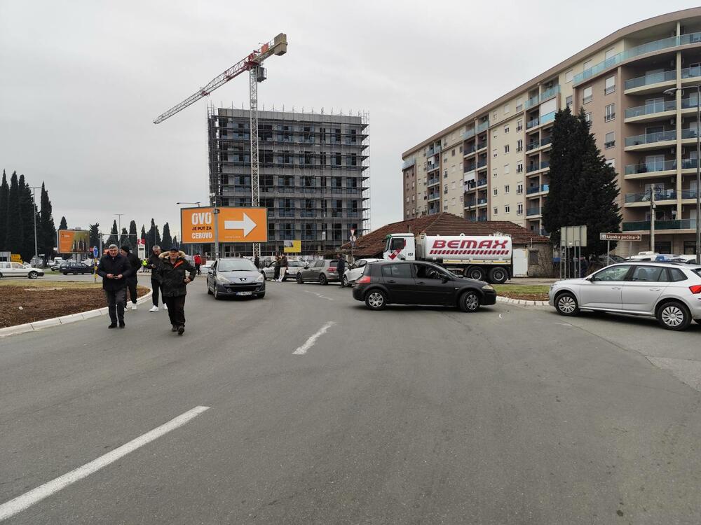 <p>Na skupu je bio i predsjednik Opštine Zeta Mihailo Asanović</p>  <p>Poslanik i lider Demokratske narodne partije (DNP) Milan Knežević bio je prisutan, ali je kazao da neće davati izjave</p>