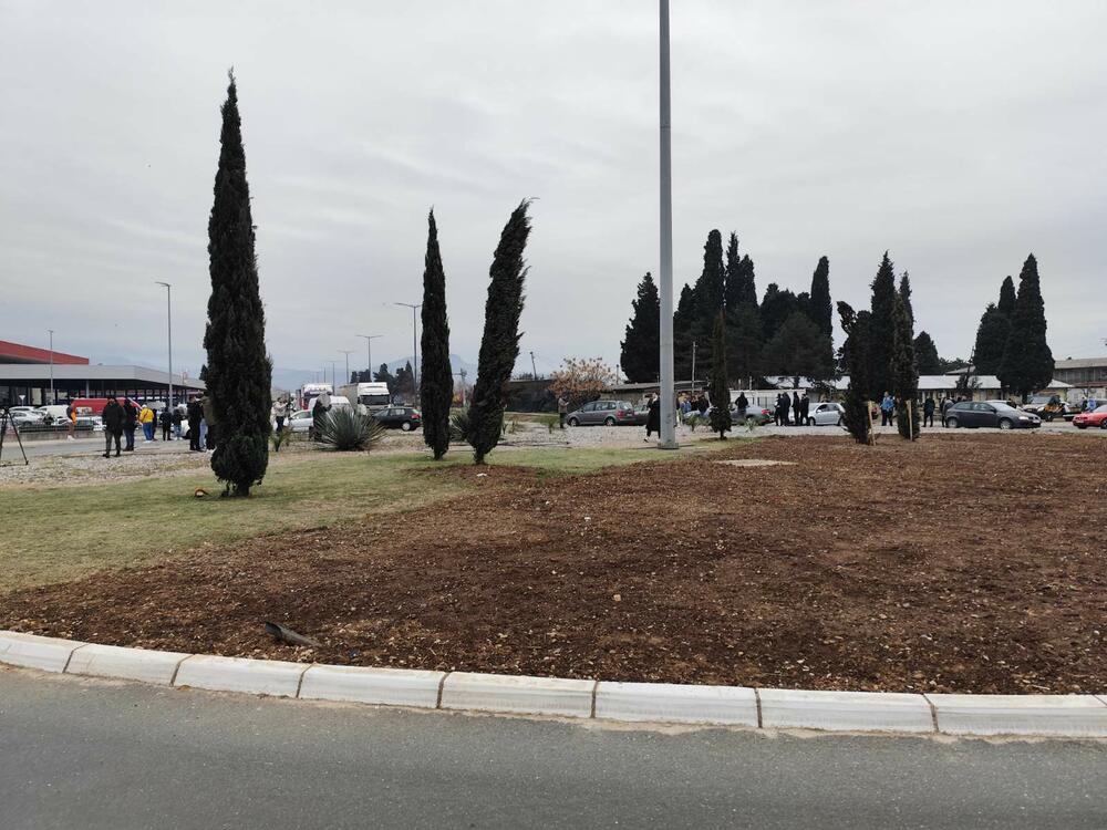 <p>Na skupu je bio i predsjednik Opštine Zeta Mihailo Asanović</p>  <p>Poslanik i lider Demokratske narodne partije (DNP) Milan Knežević bio je prisutan, ali je kazao da neće davati izjave</p>