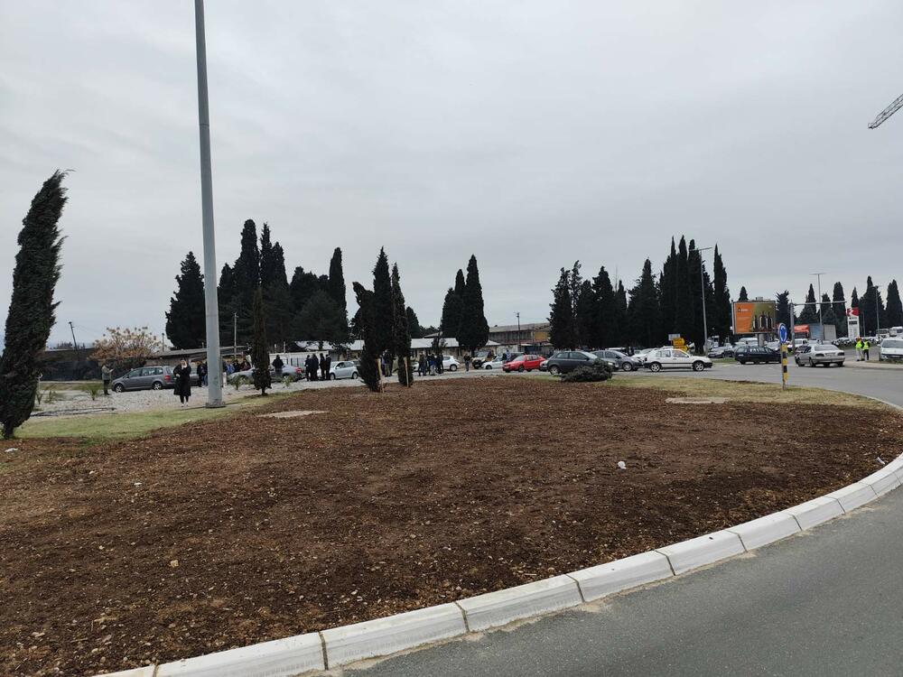 <p>Na skupu je bio i predsjednik Opštine Zeta Mihailo Asanović</p>  <p>Poslanik i lider Demokratske narodne partije (DNP) Milan Knežević bio je prisutan, ali je kazao da neće davati izjave</p>