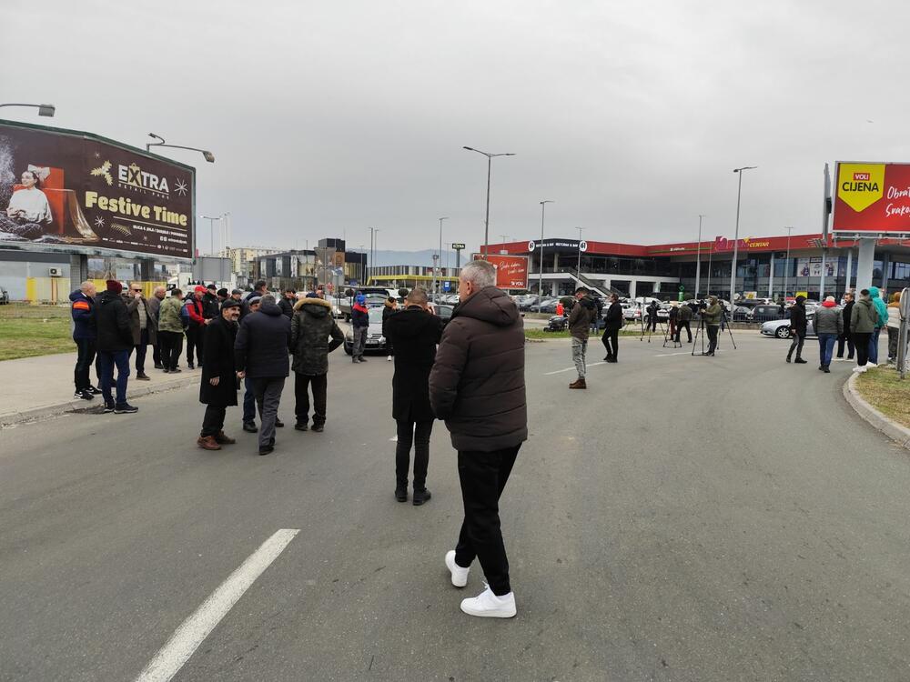 <p>Na skupu je bio i predsjednik Opštine Zeta Mihailo Asanović</p>  <p>Poslanik i lider Demokratske narodne partije (DNP) Milan Knežević bio je prisutan, ali je kazao da neće davati izjave</p>