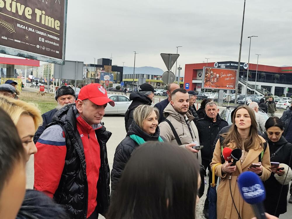 <p>Na skupu je bio i predsjednik Opštine Zeta Mihailo Asanović</p>  <p>Poslanik i lider Demokratske narodne partije (DNP) Milan Knežević bio je prisutan, ali je kazao da neće davati izjave</p>