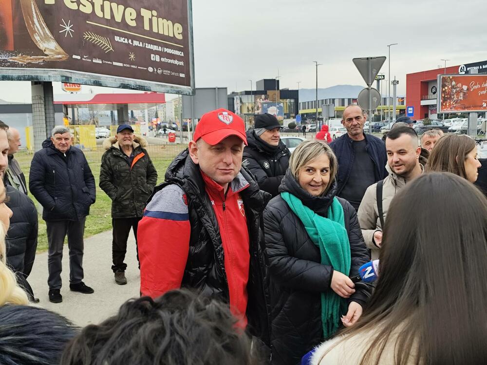 <p>Na skupu je bio i predsjednik Opštine Zeta Mihailo Asanović</p>  <p>Poslanik i lider Demokratske narodne partije (DNP) Milan Knežević bio je prisutan, ali je kazao da neće davati izjave</p>