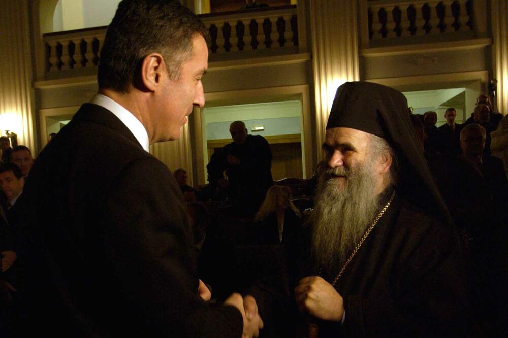 Milo Đukanović i Amfilohije na Međunarodnoj konferenciji država i crkava, na Cetinju 2006. godine, Foto: Savo Prelević
