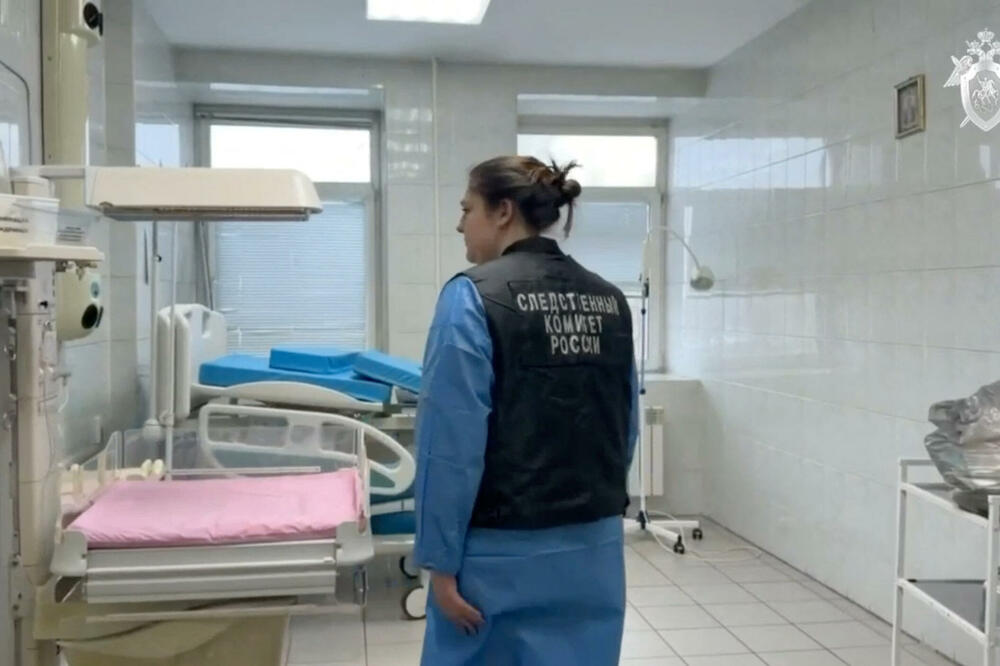 Istražitelj pregleda porođajnu salu u porodilištu u kojem je ovog mjeseca umrlo devet novorođenih beba, u Novokuznjecku, Foto: Reuters