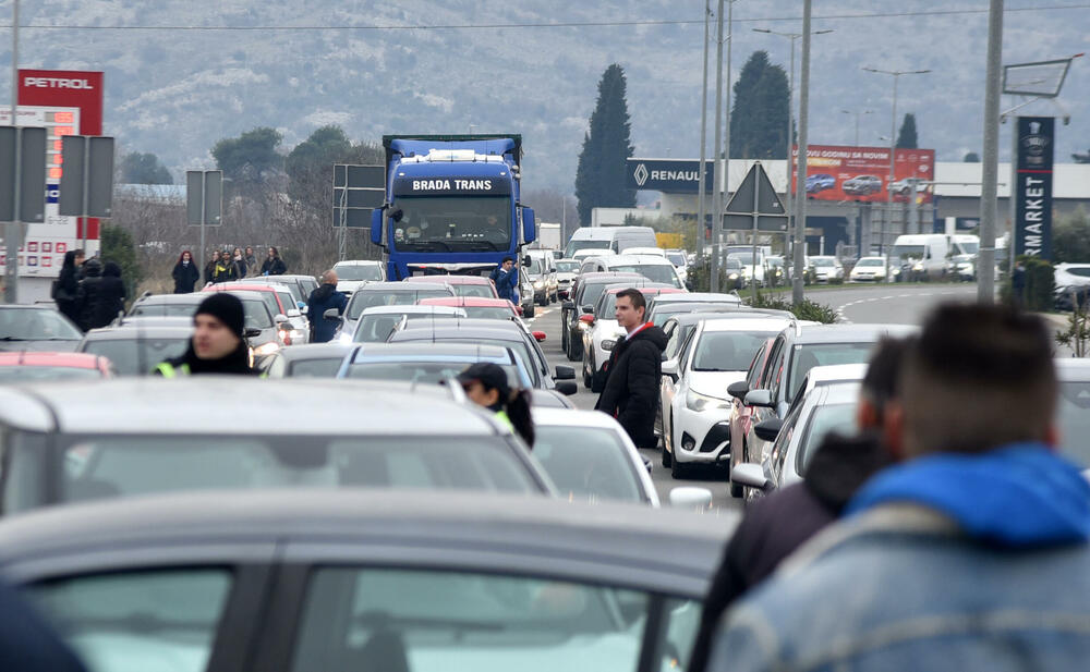 <p>Na skupu je bio i predsjednik Opštine Zeta Mihailo Asanović</p>  <p>Poslanik i lider Demokratske narodne partije (DNP) Milan Knežević bio je prisutan, ali je kazao da neće davati izjave</p>
