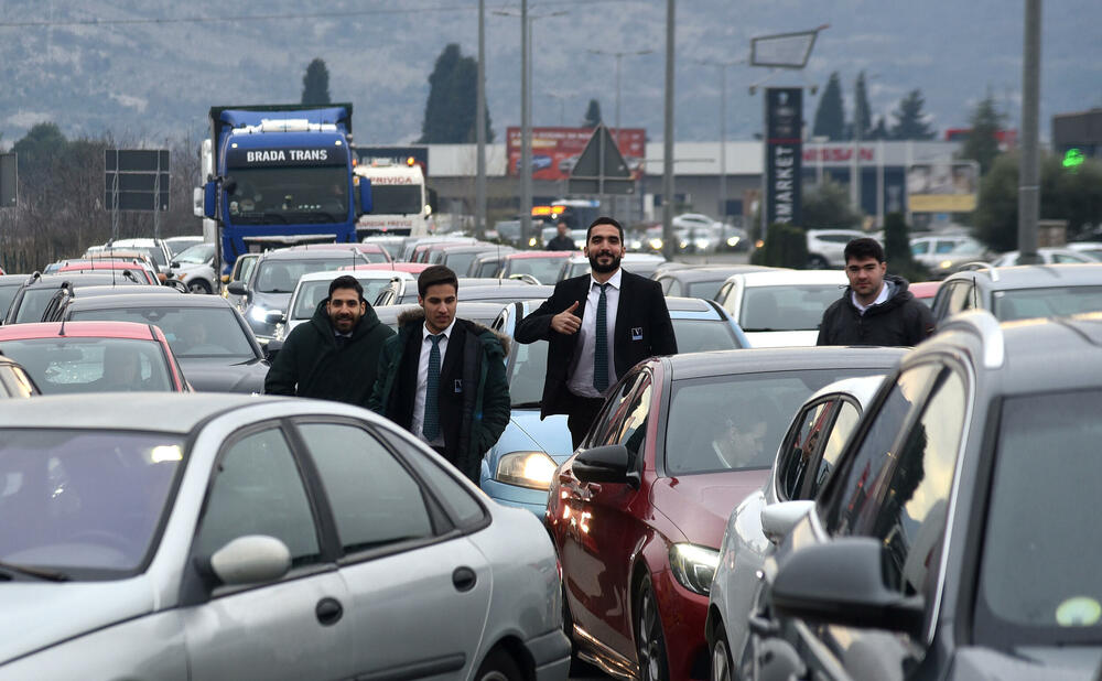<p>Na skupu je bio i predsjednik Opštine Zeta Mihailo Asanović</p>  <p>Poslanik i lider Demokratske narodne partije (DNP) Milan Knežević bio je prisutan, ali je kazao da neće davati izjave</p>