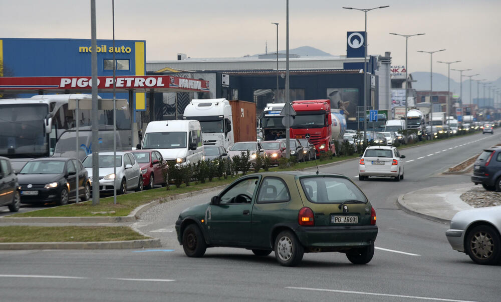 <p>Na skupu je bio i predsjednik Opštine Zeta Mihailo Asanović</p>  <p>Poslanik i lider Demokratske narodne partije (DNP) Milan Knežević bio je prisutan, ali je kazao da neće davati izjave</p>