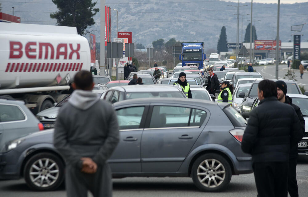 <p>Na skupu je bio i predsjednik Opštine Zeta Mihailo Asanović</p>  <p>Poslanik i lider Demokratske narodne partije (DNP) Milan Knežević bio je prisutan, ali je kazao da neće davati izjave</p>