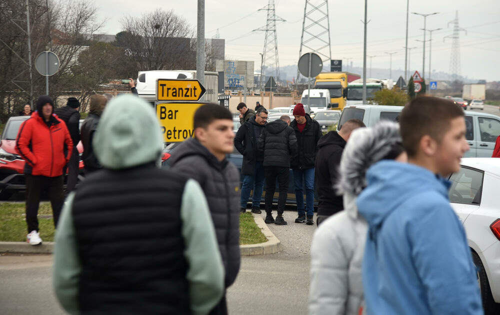 <p>Na skupu je bio i predsjednik Opštine Zeta Mihailo Asanović</p>  <p>Poslanik i lider Demokratske narodne partije (DNP) Milan Knežević bio je prisutan, ali je kazao da neće davati izjave</p>