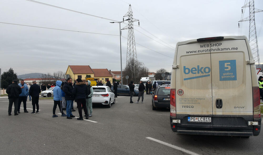 <p>Na skupu je bio i predsjednik Opštine Zeta Mihailo Asanović</p>  <p>Poslanik i lider Demokratske narodne partije (DNP) Milan Knežević bio je prisutan, ali je kazao da neće davati izjave</p>