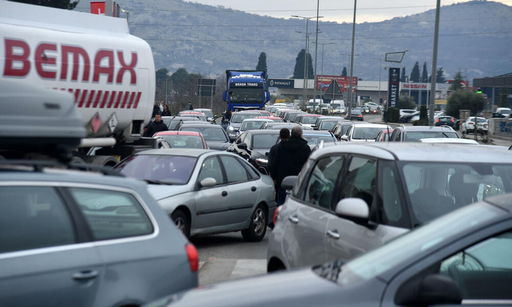 <p>Na skupu je bio i predsjednik Opštine Zeta Mihailo Asanović</p>  <p>Poslanik i lider Demokratske narodne partije (DNP) Milan Knežević bio je prisutan, ali je kazao da neće davati izjave</p>