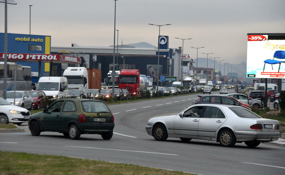 <p>Na skupu je bio i predsjednik Opštine Zeta Mihailo Asanović</p>  <p>Poslanik i lider Demokratske narodne partije (DNP) Milan Knežević bio je prisutan, ali je kazao da neće davati izjave</p>
