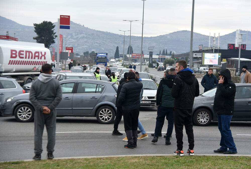 <p>Na skupu je bio i predsjednik Opštine Zeta Mihailo Asanović</p>  <p>Poslanik i lider Demokratske narodne partije (DNP) Milan Knežević bio je prisutan, ali je kazao da neće davati izjave</p>