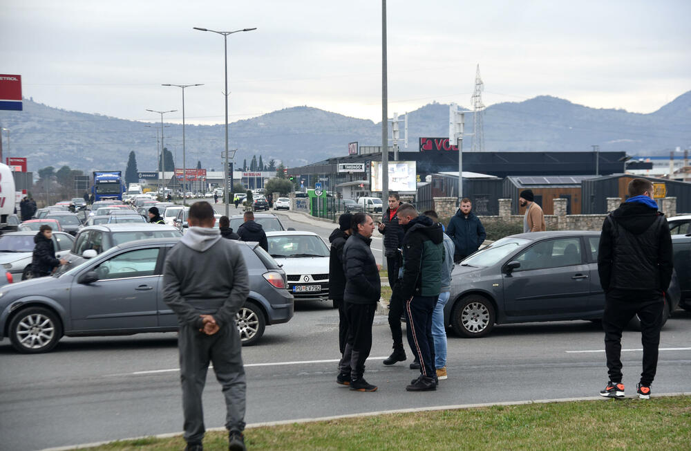 <p>Na skupu je bio i predsjednik Opštine Zeta Mihailo Asanović</p>  <p>Poslanik i lider Demokratske narodne partije (DNP) Milan Knežević bio je prisutan, ali je kazao da neće davati izjave</p>