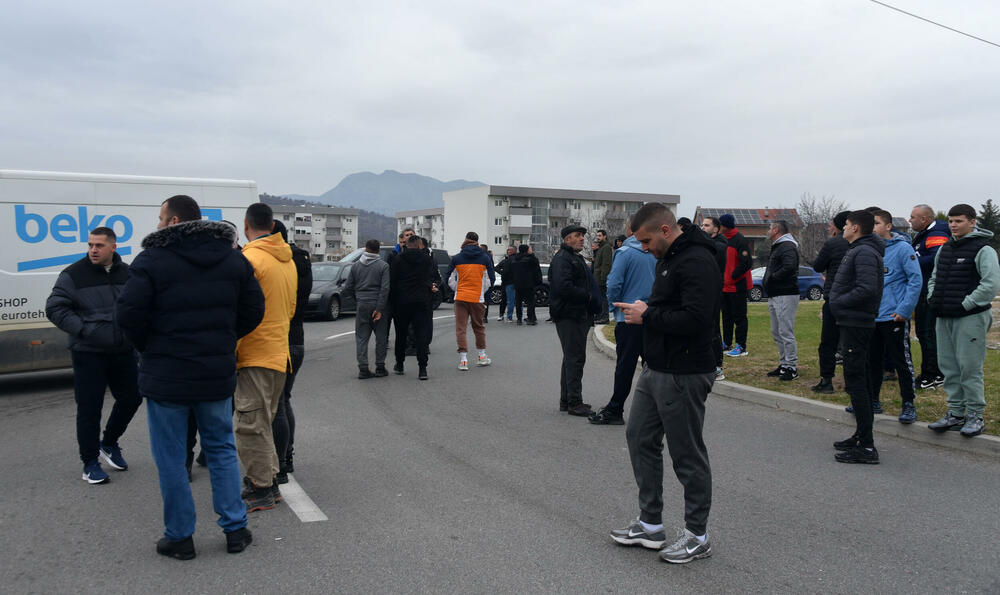 <p>Na skupu je bio i predsjednik Opštine Zeta Mihailo Asanović</p>  <p>Poslanik i lider Demokratske narodne partije (DNP) Milan Knežević bio je prisutan, ali je kazao da neće davati izjave</p>