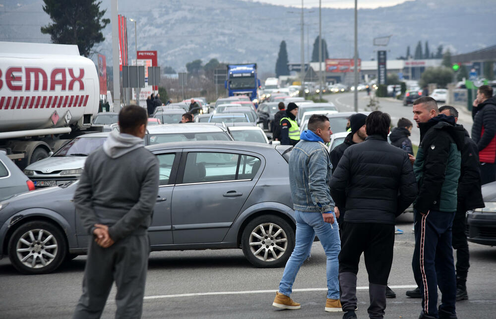 <p>Na skupu je bio i predsjednik Opštine Zeta Mihailo Asanović</p>  <p>Poslanik i lider Demokratske narodne partije (DNP) Milan Knežević bio je prisutan, ali je kazao da neće davati izjave</p>