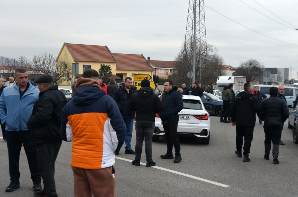 <p>Na skupu je bio i predsjednik Opštine Zeta Mihailo Asanović</p>  <p>Poslanik i lider Demokratske narodne partije (DNP) Milan Knežević bio je prisutan, ali je kazao da neće davati izjave</p>