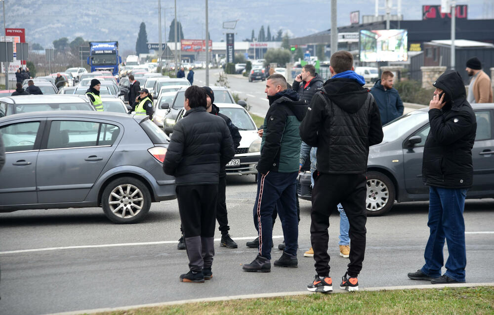 <p>Na skupu je bio i predsjednik Opštine Zeta Mihailo Asanović</p>  <p>Poslanik i lider Demokratske narodne partije (DNP) Milan Knežević bio je prisutan, ali je kazao da neće davati izjave</p>