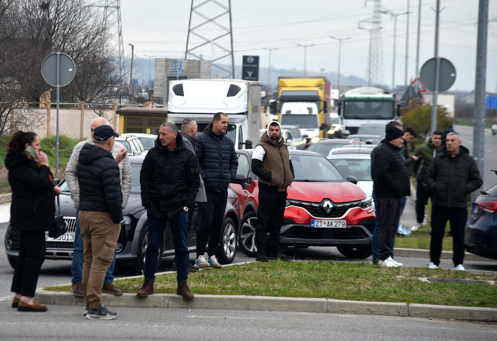 <p>Na skupu je bio i predsjednik Opštine Zeta Mihailo Asanović</p>  <p>Poslanik i lider Demokratske narodne partije (DNP) Milan Knežević bio je prisutan, ali je kazao da neće davati izjave</p>