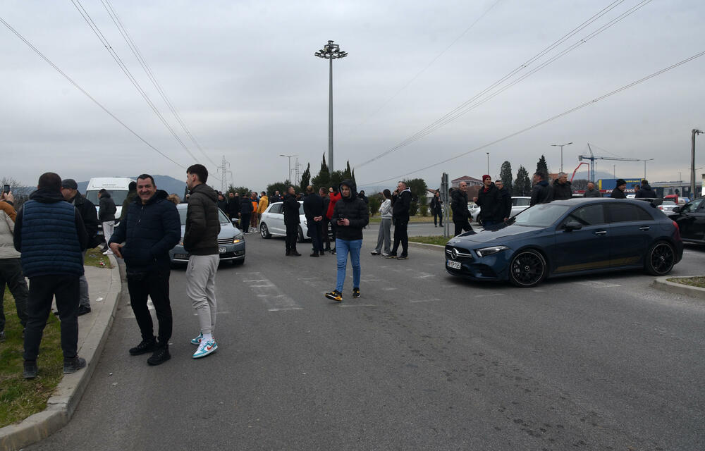 <p>Na skupu je bio i predsjednik Opštine Zeta Mihailo Asanović</p>  <p>Poslanik i lider Demokratske narodne partije (DNP) Milan Knežević bio je prisutan, ali je kazao da neće davati izjave</p>