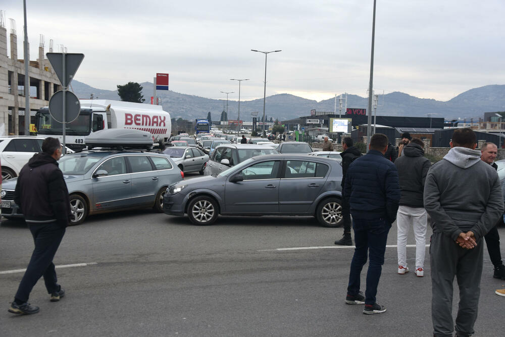 <p>Na skupu je bio i predsjednik Opštine Zeta Mihailo Asanović</p>  <p>Poslanik i lider Demokratske narodne partije (DNP) Milan Knežević bio je prisutan, ali je kazao da neće davati izjave</p>