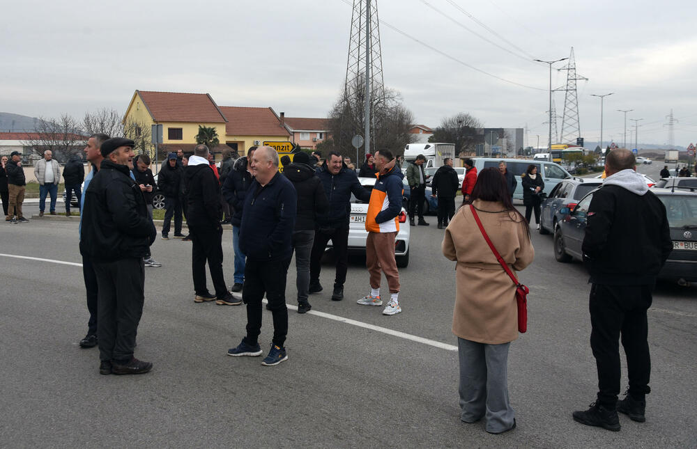 <p>Na skupu je bio i predsjednik Opštine Zeta Mihailo Asanović</p>  <p>Poslanik i lider Demokratske narodne partije (DNP) Milan Knežević bio je prisutan, ali je kazao da neće davati izjave</p>