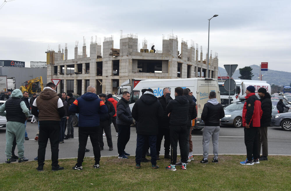 <p>Na skupu je bio i predsjednik Opštine Zeta Mihailo Asanović</p>  <p>Poslanik i lider Demokratske narodne partije (DNP) Milan Knežević bio je prisutan, ali je kazao da neće davati izjave</p>