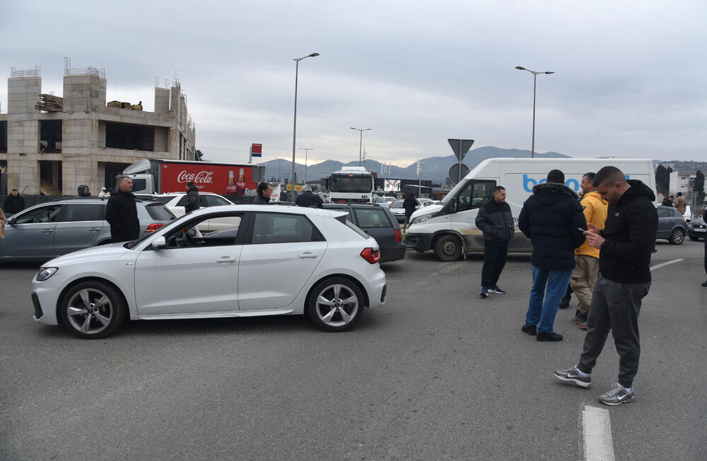 <p>Na skupu je bio i predsjednik Opštine Zeta Mihailo Asanović</p>  <p>Poslanik i lider Demokratske narodne partije (DNP) Milan Knežević bio je prisutan, ali je kazao da neće davati izjave</p>