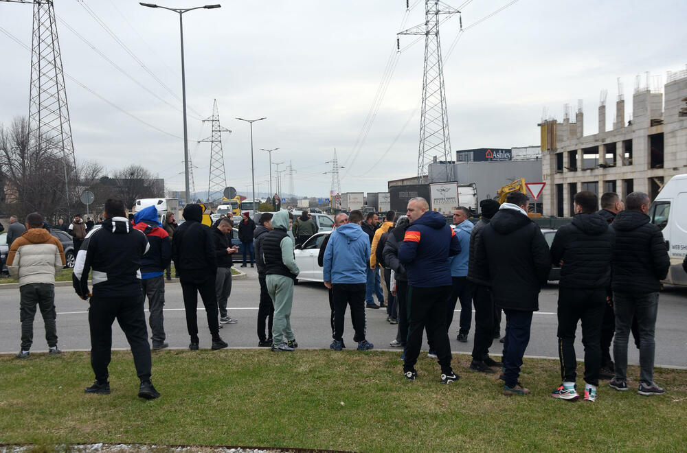 <p>Na skupu je bio i predsjednik Opštine Zeta Mihailo Asanović</p>  <p>Poslanik i lider Demokratske narodne partije (DNP) Milan Knežević bio je prisutan, ali je kazao da neće davati izjave</p>