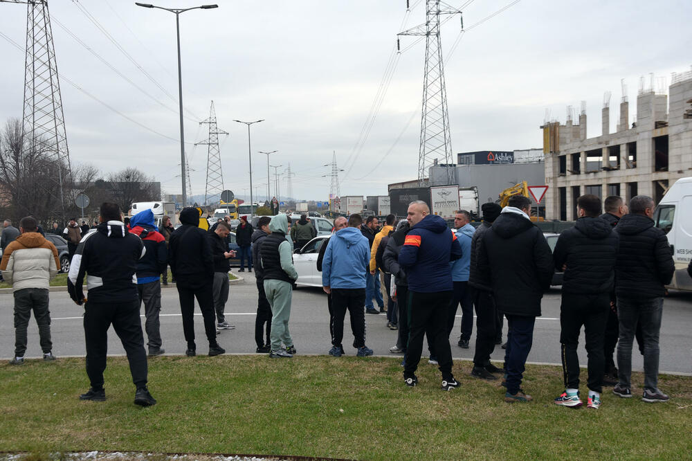 Sa blokade u Donjoj Gorici, Foto: Boris Pejović