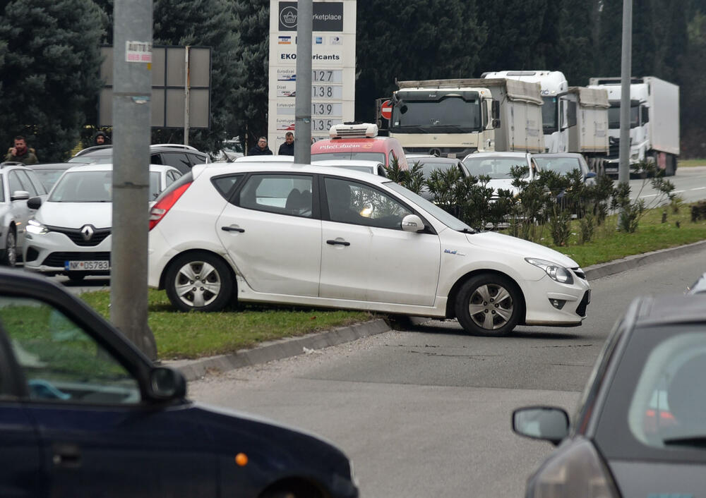 <p>Na skupu je bio i predsjednik Opštine Zeta Mihailo Asanović</p>  <p>Poslanik i lider Demokratske narodne partije (DNP) Milan Knežević bio je prisutan, ali je kazao da neće davati izjave</p>