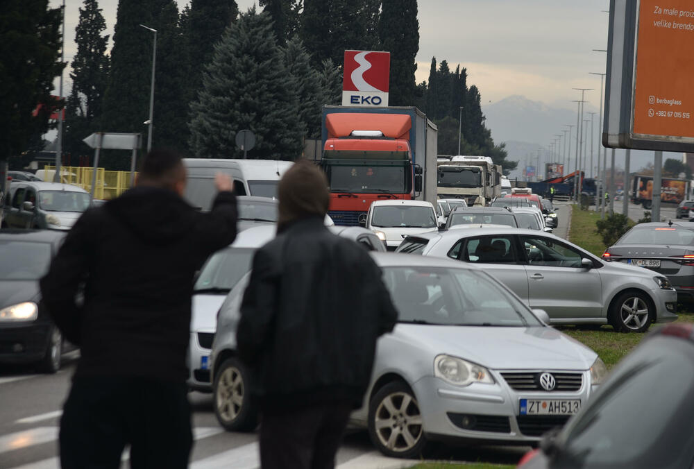 <p>Na skupu je bio i predsjednik Opštine Zeta Mihailo Asanović</p>  <p>Poslanik i lider Demokratske narodne partije (DNP) Milan Knežević bio je prisutan, ali je kazao da neće davati izjave</p>