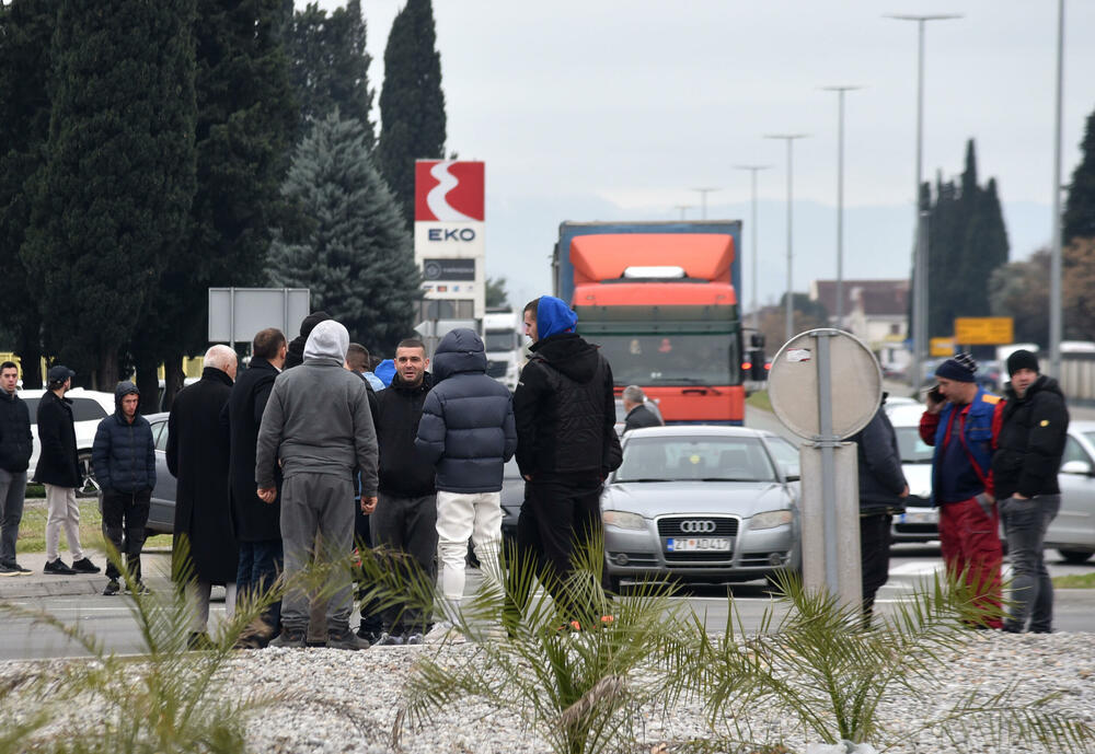 <p>Na skupu je bio i predsjednik Opštine Zeta Mihailo Asanović</p>  <p>Poslanik i lider Demokratske narodne partije (DNP) Milan Knežević bio je prisutan, ali je kazao da neće davati izjave</p>