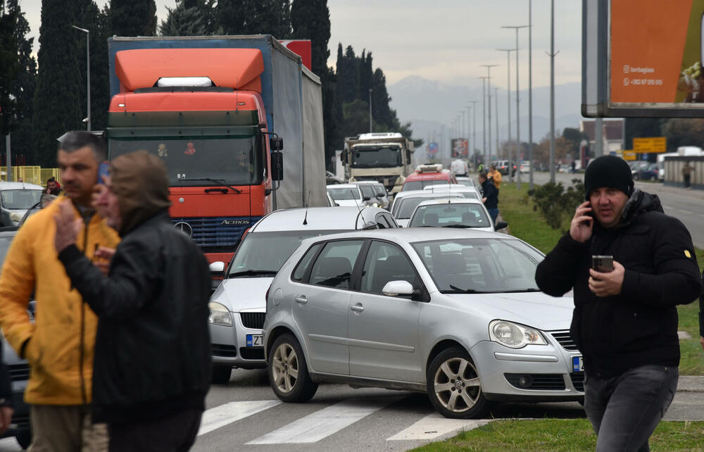 <p>Na skupu je bio i predsjednik Opštine Zeta Mihailo Asanović</p>  <p>Poslanik i lider Demokratske narodne partije (DNP) Milan Knežević bio je prisutan, ali je kazao da neće davati izjave</p>
