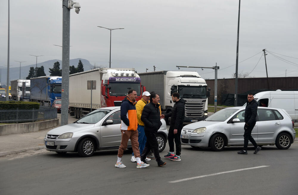 <p>Na skupu je bio i predsjednik Opštine Zeta Mihailo Asanović</p>  <p>Poslanik i lider Demokratske narodne partije (DNP) Milan Knežević bio je prisutan, ali je kazao da neće davati izjave</p>