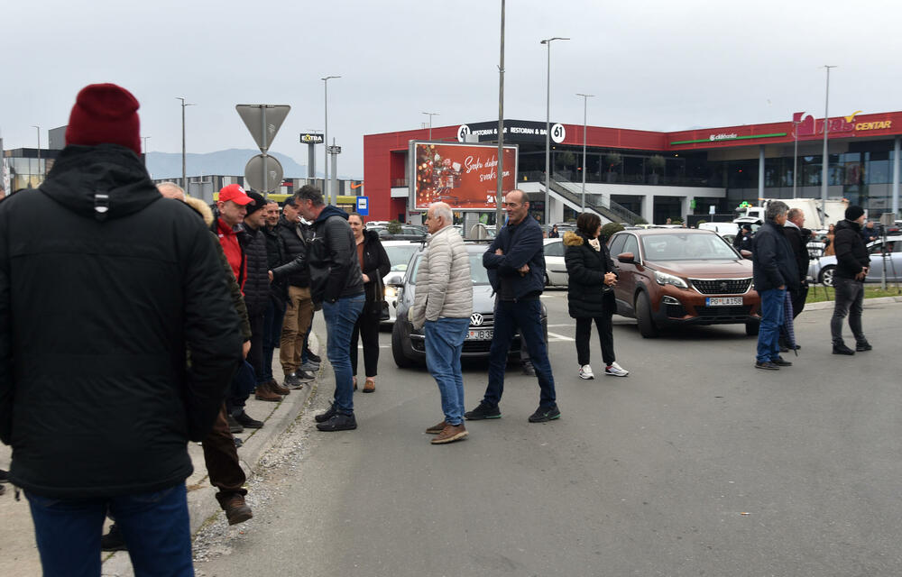 <p>Na skupu je bio i predsjednik Opštine Zeta Mihailo Asanović</p>  <p>Poslanik i lider Demokratske narodne partije (DNP) Milan Knežević bio je prisutan, ali je kazao da neće davati izjave</p>
