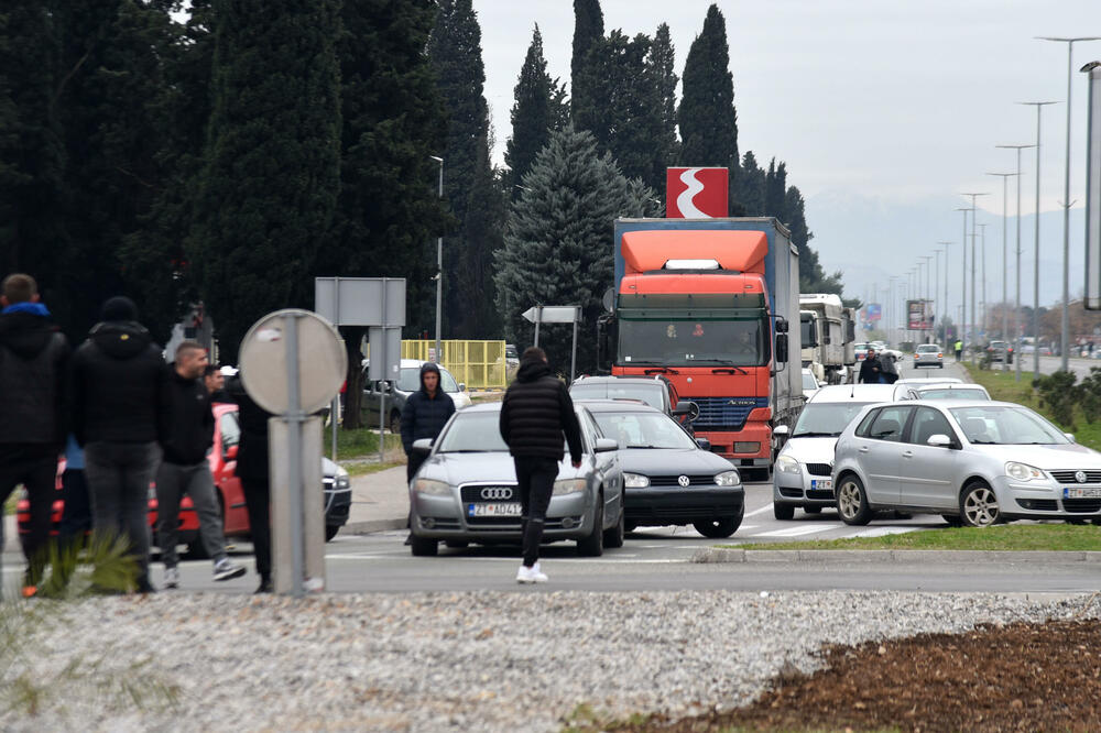 <p>Na skupu je bio i predsjednik Opštine Zeta Mihailo Asanović</p>  <p>Poslanik i lider Demokratske narodne partije (DNP) Milan Knežević bio je prisutan, ali je kazao da neće davati izjave</p>